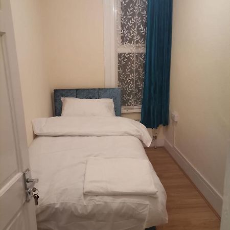 Single Bedroom Near London Seven Kings Train Station 일포드 외부 사진
