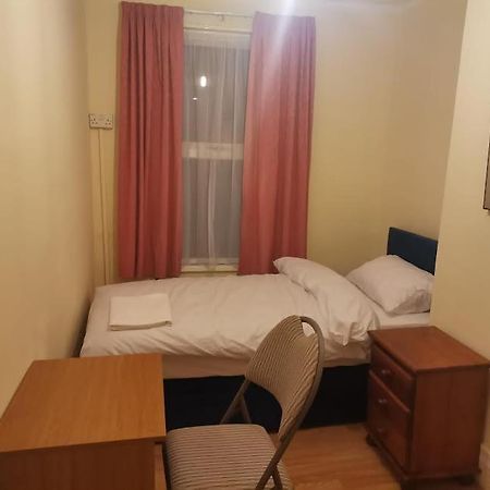 Single Bedroom Near London Seven Kings Train Station 일포드 외부 사진