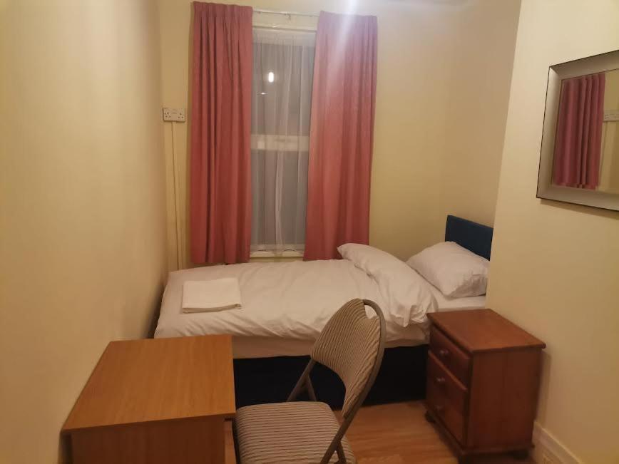 Single Bedroom Near London Seven Kings Train Station 일포드 외부 사진